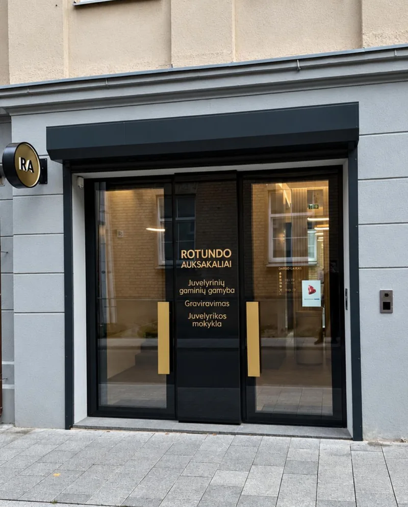 Parduotuvės įėjimas Rotundo g. 2